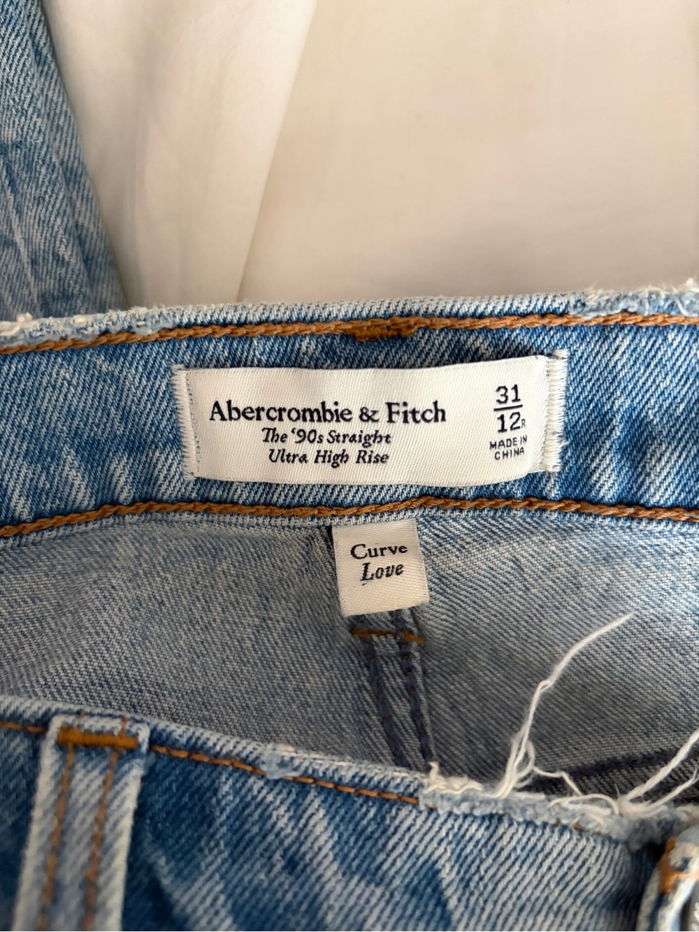 Abercrombie & Fitch Ultra High Rise The 90s Straight - Curve Love - size 12/31R - Picture 6 of 8